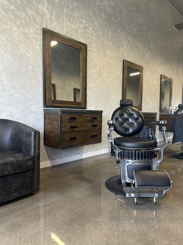 Fauteuil de barbier vintage et miroirs en bois du salon